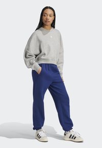 adidas Originals ESSENTIALS CREW FLEECE - Mikina - medium grey heather
