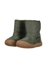Bottines matelassées vertes avec un extérieur lisse et résistant à l'eau, et des semelles en caoutchouc dotées de motifs texturés et nervurés pour une meilleure adhérence.