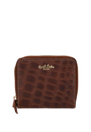 Brun læderpung med krokodilletekstur, gyldent "Gusti Leder"-logo og en lynlåslukning med en lædertrækflig.