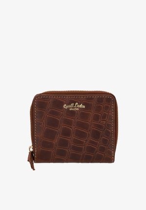 Cartera de cuero marrón con textura de cocodrilo, logo dorado "Gusti Leder" y cierre de cremallera con tira de cuero.