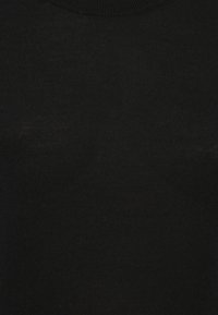 Mustavillattu villapaita pyöreällä kaula-aukolla; sileä rakenne ja tasainen kuviointi koko alueella; ei näkyviä logoja tai koristeita.