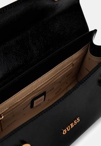 Borsa sintetica nera con esterno testurizzato, accessori dorati e interno beige con tasca con cerniera e motivo logo ripetuto.