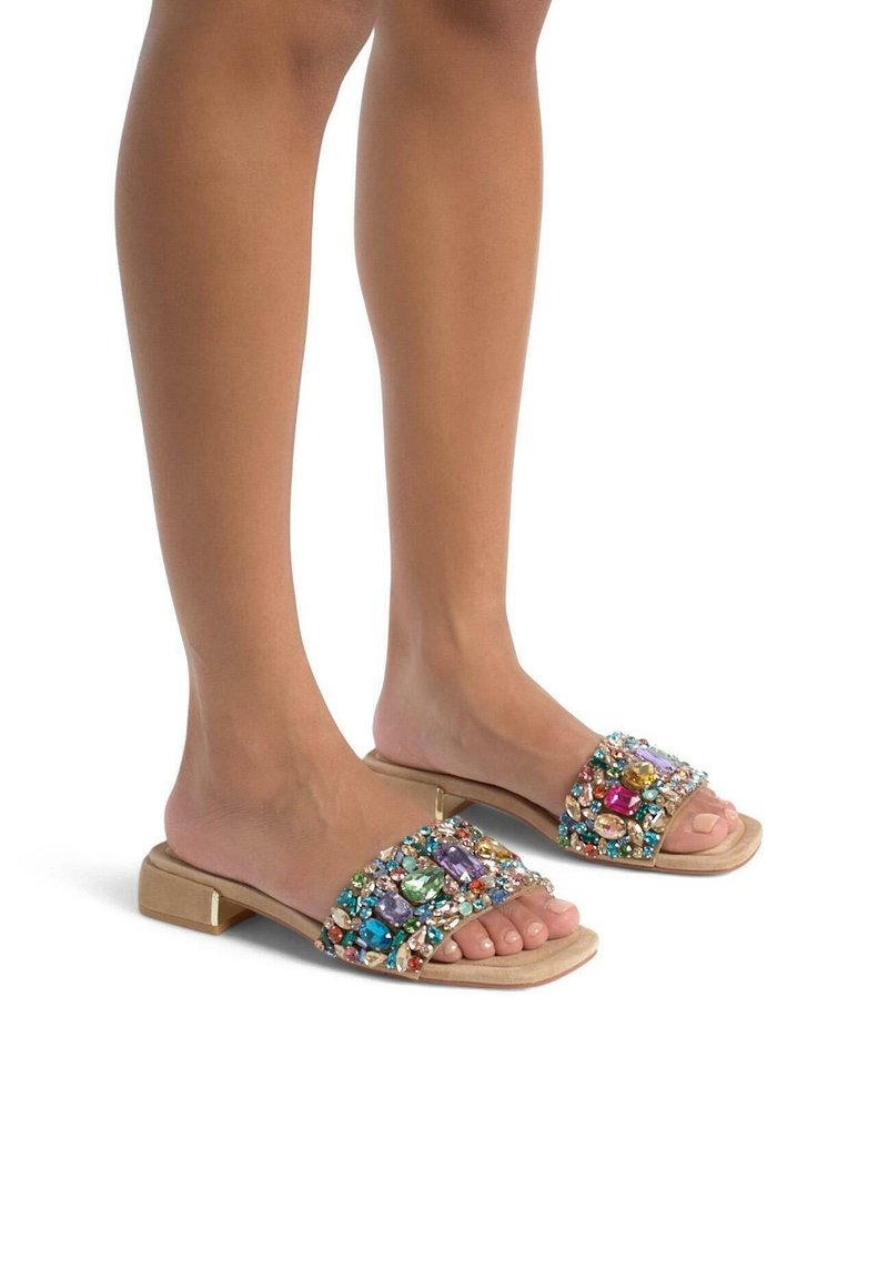 Beige schuifsandalen met een brede band versierd met kleurrijke juweelversieringen, een lage blokhak en een gladde textuur.