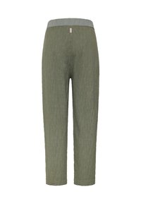 Olive zielone teksturowane spodnie z szerokim elastycznym paskiem w kolorze szarym, z małą różową metką marki z tyłu na środku.