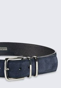 Marineblauer Wildledergürtel mit glatter Textur, silberner Doppelstegschnalle und kontrastierenden Ziernähten. Verfügt über mehrere Löcher zur Größenanpassung.