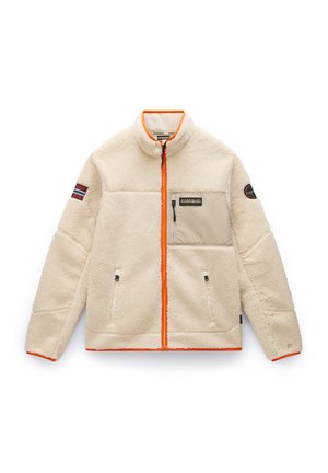 Fleecejacke in Creme mit orangefarbenem Reißverschluss, ausgestattet mit einer beigen Fronttasche, einem Brustpatch und seitlichen Reißverschlusstaschen.