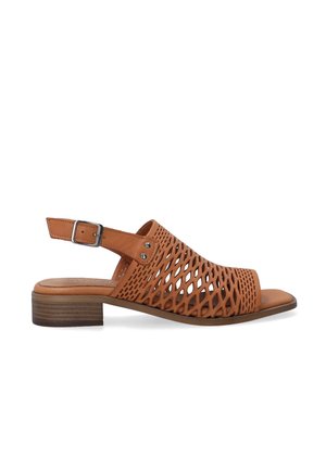 Bruine leren slingback sandaal met geperforeerd diamantpatroon, lage gestapelde hak en verstelbare metalen gespsluiting.