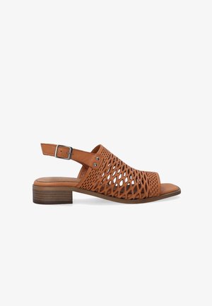 Brun læder slingback-sandal med perforeret diamantmønster, lav stakket hæl og justerbar rem med metalspænde.
