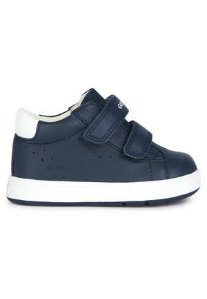 Baskets en cuir bleu marine avec deux bandes Velcro, semelle en caoutchouc blanc, détails perforés sur les côtés et logo sur la bande.