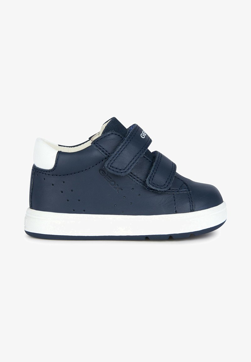 Sneaker in pelle blu navy con due fibbie in velcro, suola in gomma bianca, dettagli laterali perforati e marchio sulla fibbia.