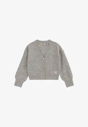 Cardigan court en maille gris clair avec manches longues, col en V, trois boutons et petite étiquette près de l'ourlet inférieur côté droit.