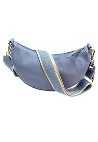 Lichtblauwe leren handtas met een afgeronde vorm, voorzien van een decoratieve strap in lichtblauw en crème. Inclusief gouden hardware accenten.