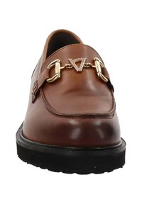 Mocassino in pelle marrone con punta arrotondata, caratterizzato da un accento in catena dorata e un dettaglio triangolare. Suola in gomma nera con grip testurizzato.