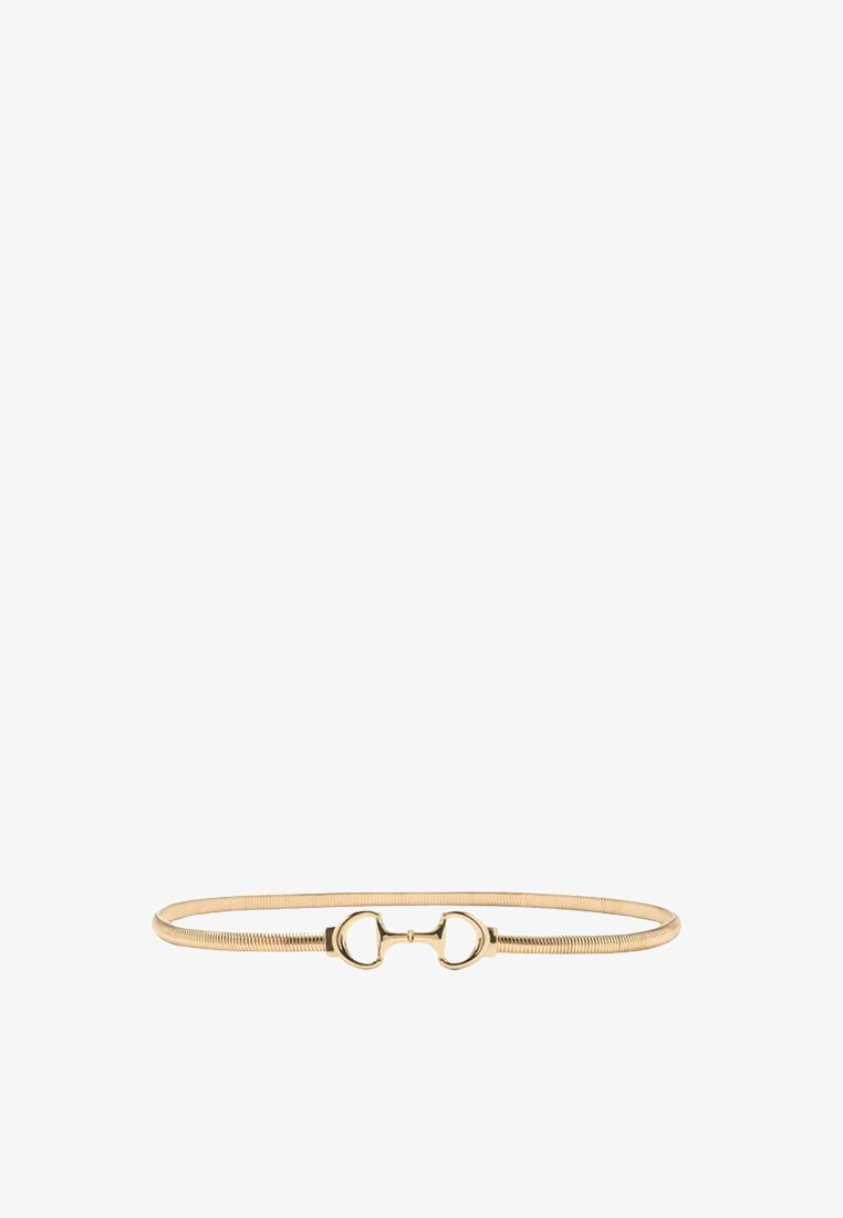 Sottile cintura dorata con una fascia flessibile e una fibbia a forma di morso di cavallo al centro, progettata come accessorio di moda.