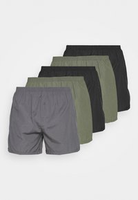 Paket mit vier Herren-Shorts in Grau, Olivgrün und Schwarz, mit elastischen Taillenbündchen, lockerer Passform und einer einzelnen Gesäßtasche mit Knopf.