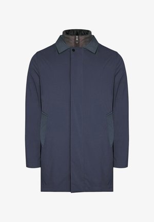 Cappotto blu navy con colletto, chiusura con bottoni frontali, due tasche laterali e una texture liscia. Presenta dettagli scuri a contrasto.