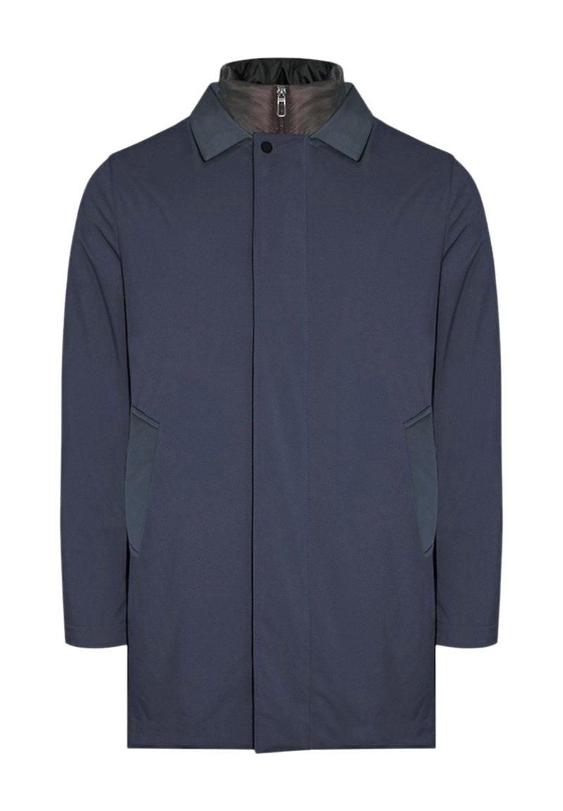 Cappotto blu navy con colletto, chiusura con bottoni frontali, due tasche laterali e una texture liscia. Presenta dettagli scuri a contrasto.