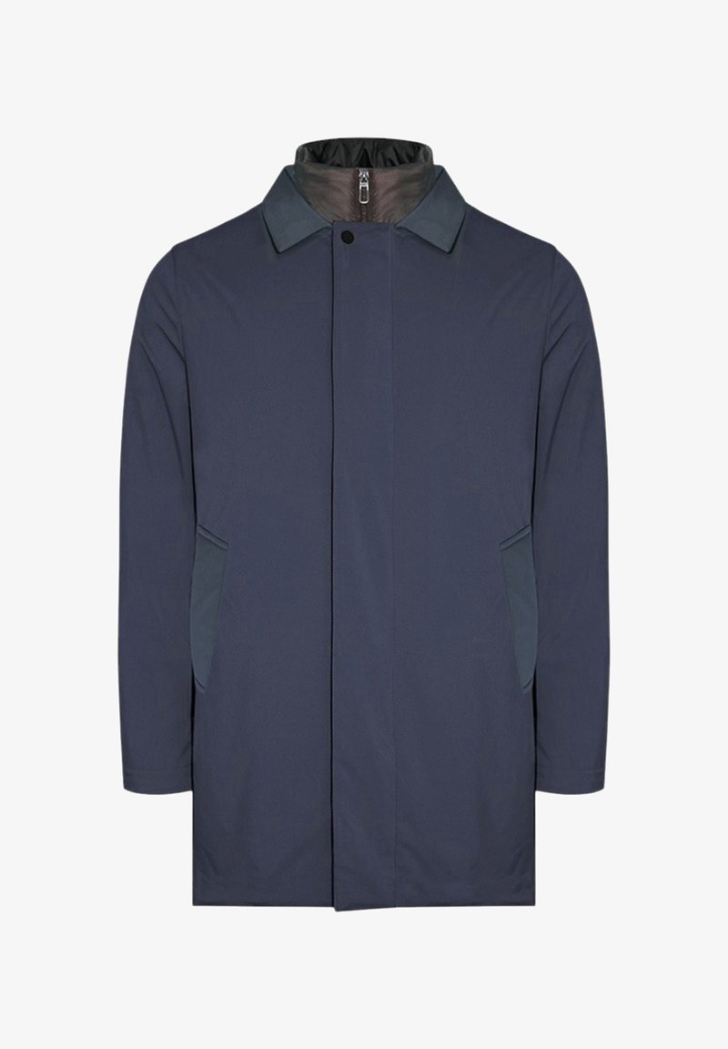 Cappotto blu navy con colletto, chiusura con bottoni frontali, due tasche laterali e una texture liscia. Presenta dettagli scuri a contrasto.