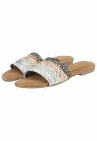 Chanclas deslizantes tejidas que presentan una combinación de tonos plateado, melocotón y negro, con una suela plana y una plantilla suave tipo ante para mayor comodidad.