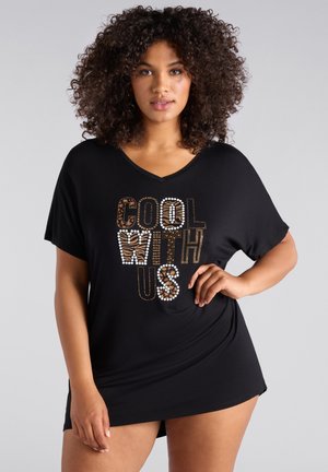 Musta T-paita, jossa on V-pääntie, ja tekstinä "COOL WITH US" teksturoiduilla metallivärillä ja eläinkuosilla. Lyhyet hihat ja rento malli.