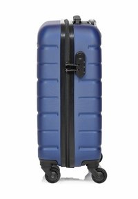 Twarda walizka w ciemnoniebieskim kolorze z teksturowaną powierzchnią, czarnym zamkiem błyskawicznym, wbudowanym zamkiem i czterema obrotowymi kółkami zapewniającymi łatwość przemieszczania.