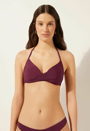 Completo bikini di un profondo viola, caratterizzato da un design avvolgente e intrecciato nella parte superiore. Realizzato in tessuto liscio con spalline sottili e regolabili.