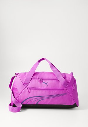 Borsa da palestra rosa con fondo nero, dotata di due scomparti con zip, maniglie per il trasporto e una tracolla regolabile. Logo Puma sul lato.