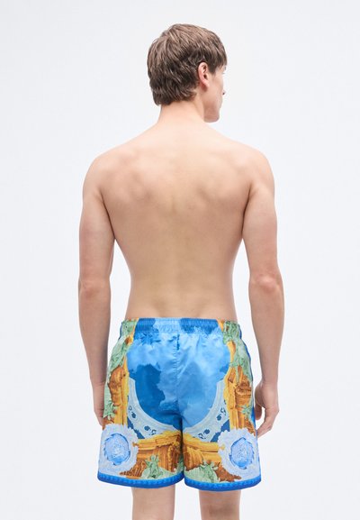Μαγιό σορτς σε ζωντανό μπλε χρώμα με γραφικό σχέδιο που απεικονίζει κλασική αρχιτεκτονική και ανθισμένα μοτίβα, ελαστική μέση και πλαϊνές τσέπες.