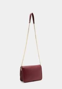 Burgunderrød læder crossbody taske med en guldkæde-rem, rektangulær form, tekstureret overflade og en klaplukning med en subtil syningsdetalje.