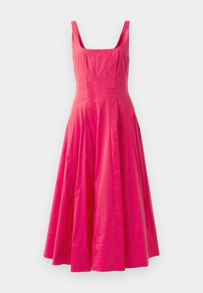 Rochie roz fără mâneci, cu decolteu pătrat și fustă evazată. Textură netedă, cu multe pliuri ample la talie, creând o siluetă voluminous.