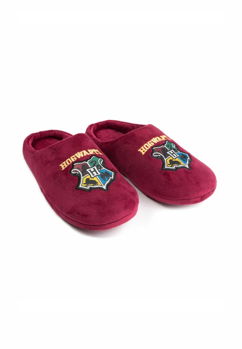 Pantofole in pile color bordeaux con punte arrotondate, caratterizzate da un design con lo stemma di Hogwarts ricamato in multicolore sulla parte anteriore e una morbida texture pelosa.