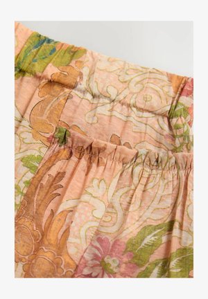 Țesătură cu model floral în roz pastelat, având desene verzi și portocalii. Talie plisată și textură moale, ușoară.
