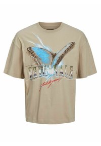 T-shirt in cotone beige con una grande grafica di una farfalla blu, che presenta il testo "ORIGINALS" in caratteri metallici in grassetto e un accento rosso nella firma.