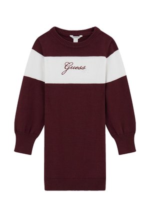 Robe en maille à manches longues avec corps bordeaux, bande blanche sur la poitrine et "Guess" brodé en écriture cursive sur le devant.