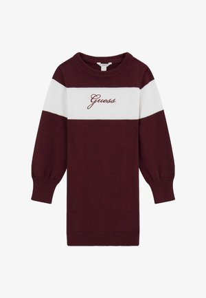 Robe en maille à manches longues avec corps bordeaux, bande blanche sur la poitrine et "Guess" brodé en écriture cursive sur le devant.