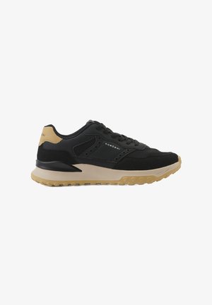 Zapatillas deportivas negras que combinan materiales de malla y ante, con una suela de goma beige y un logotipo sutil en el lateral.