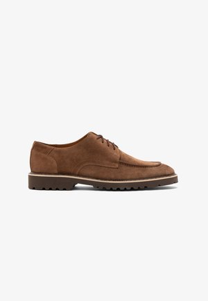 Bruine suède schoenen met een gestikt ontwerp, vetersluiting en een rubberen zool met zichtbare noppen voor grip. Klassiek oxford-model.