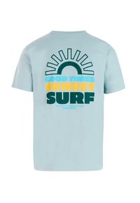 Mintgroen katoenen t-shirt met een zonsonderganggrafiek met stralen en tekst in donker groen, geel en blauw. Klassiek ontwerp met ronde hals.