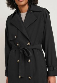 Next Trench - black