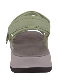 Sandalo verde chiaro con cinturini regolabili, soletta imbottita e suola grigia testurizzata. Presenta un design minimalista e materiali morbidi.