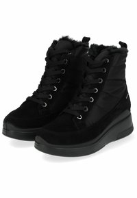 Botas negras hasta el tobillo que combinan ante y nylon acolchado. El diseño incluye cordones, ojetes metálicos y un ribete de piel sintética en la parte superior.