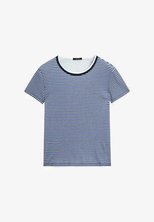 Blå og hvide vandrette stribede T-shirt med korte ærmer, rund navyblå krave og hvidt inderfoer, lagt fladt på en hvid baggrund.