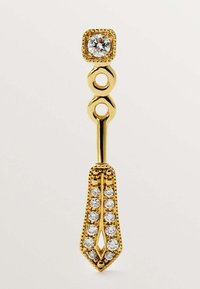 Pendiente dorado con una parte superior cuadrada que presenta un cristal transparente, dos acentos circulares y una base cónica adornada con pequeñas piedras brillantes.