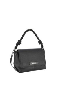 Borsa a mano in pelle nera con superficie texturizzata, manico intrecciato, chiusura a pattina e logo in metallo sulla parte anteriore. Tracolla regolabile.