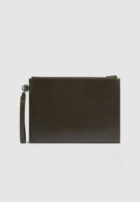 Donkergroene leren clutch met een rechthoekige vorm, ritsluiting aan de bovenkant en een klein polsbandje aan de zijkant bevestigd. Gladde textuur.