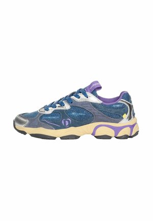 Zapatilla deportiva con parte superior de malla azul y plateada y ante, forro y detalles morados, suela crema y morada, y cordones azul oscuro.