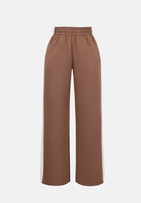 Pantalon marron à jambes larges avec taille élastique et rayures blanches courant le long des côtés extérieurs de chaque jambe.