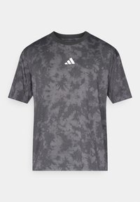 Γκρι κοντομάνικο μπλουζάκι με μοτίβο tie-dye, με στρογγυλή λαιμόκοψη και λευκό λογότυπο Adidas στο στήθος. Απαλή υφή υφάσματος.