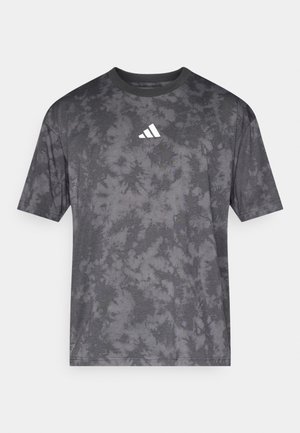 Camiseta gris de manga corta con un patrón tie-dye, con cuello redondo y el logo blanco de Adidas en el pecho. Textura de tela suave.