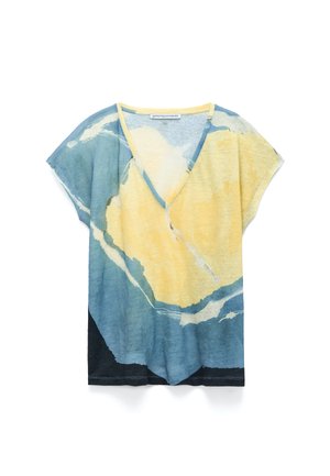 Korte mouwen V-hals top met abstract geel, blauw en zwart aquarelpatroon en een zachte, lichte stof.